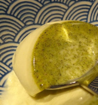 cuillère de panna cotta au thé matcha