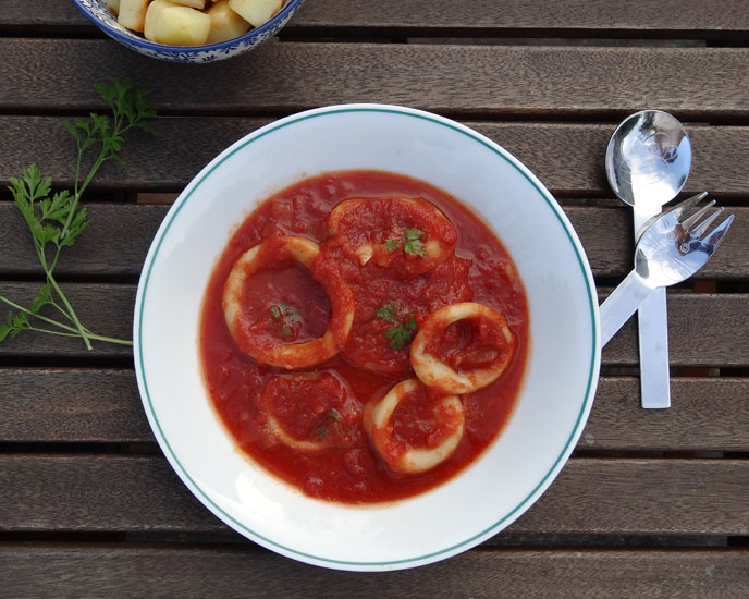 calamars à la tomate et pommes de terre rissolées