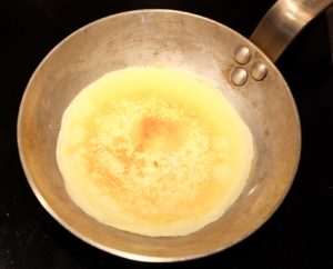 cuisson crêpe dans poêle en fonte